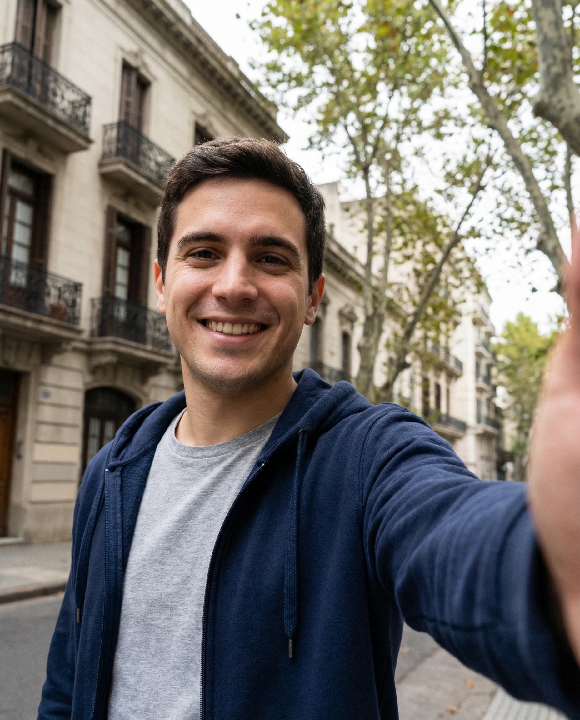 Joven sacándose una selfie con confianza en Buenos Aires